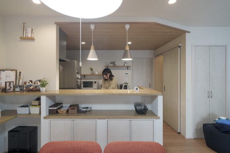 キッチンはダイニング側にオリジナル家具としてオープンタイプの収納を造作。LDKをすっきりさせるテクニックの１つ。