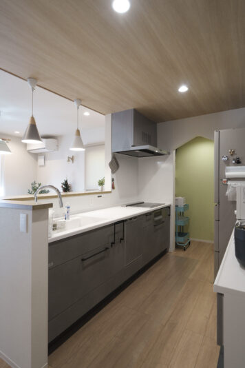 吹き抜けにしなかった理由は「におい、音、冷暖房効率」の３つ。「２階で子どもを寝かしつけた後、吹き抜けだと１階の話し声とかテレビの音量を気にしないといけなくて、寛げないですよね」とご主人。