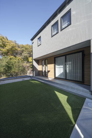 洗濯物は脱衣所で部屋干ししたり、タイルデッキで外干ししたり。「２階まで洗濯物を持っていくのは面倒だし、ベランダはお掃除も大変…。だから、ベランダが無い設計にしてもらいました」と奥さま。