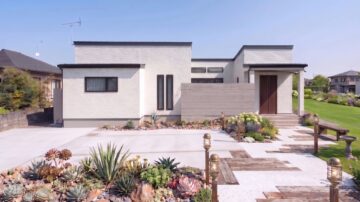 見晴らしを独り占めする光あふれるタイルデッキのある平屋