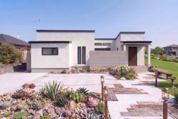 見晴らしを独り占めする光あふれるタイルデッキのある平屋