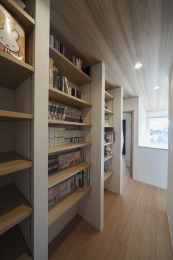 ２階にある、２つの子ども部屋の間に設けたディスプレイ棚。収納だけでなく、子ども部屋同士の防音の役割も果たしている。