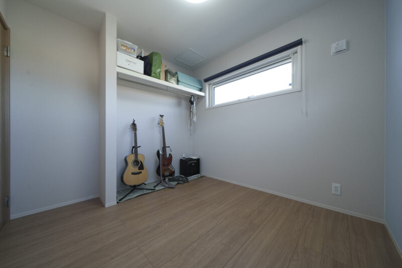 将来の子ども部屋にはご主人のベースとアコースティックギターが並ぶ。「多趣味なんです（笑）。でも、今一番熱中しているのはプラモ！」とご主人。