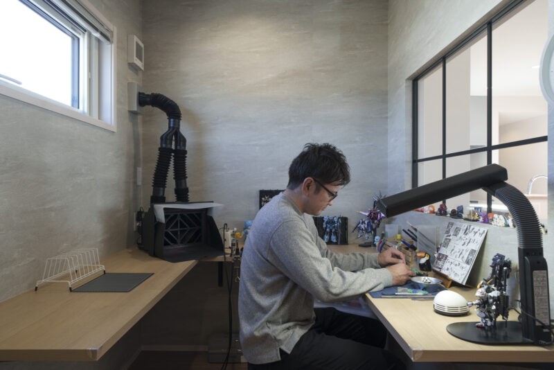 ご主人の趣味部屋には自作のプラモが並ぶ。換気ダクトを設けたことで、プラモの着色に使うエアブラシも安全に使える。「コロナ禍の時に職場の上司からプラモづくりの面白さを聞いて、どっぷりハマっちゃって。アパートの時はエアブラシが使えかったので、最高ですね！」とご主人。