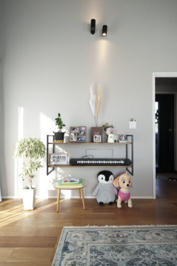 「この棚は、こちらで購入したものを施工してもらいました」と奥さま。Ｋ邸はすべての部屋をロボット掃除機が行き来できる設計なので、お掃除もラクラク。